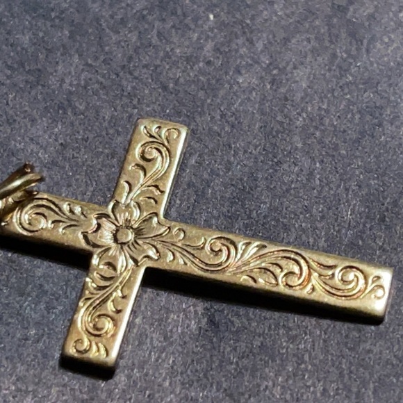 Beautiful vintage Cross Etched/Engraved Pendant 🌺 - Picture 13 of 13
